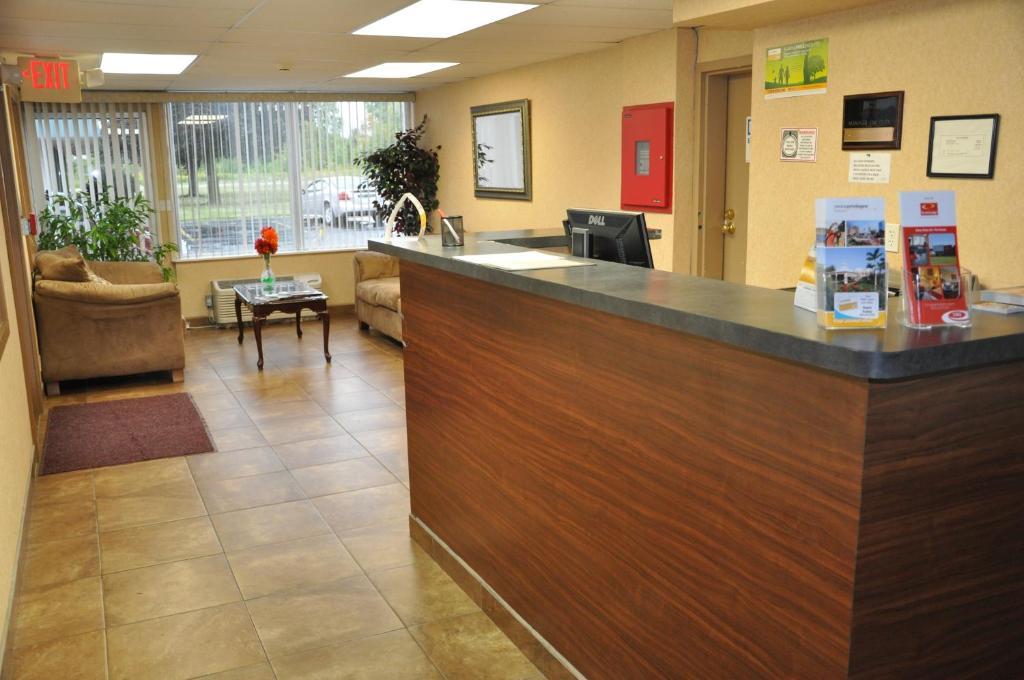 Airport Inn Flint Bagian luar foto